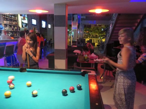 Venlan ja Alisan vuoro pelata bilistä!