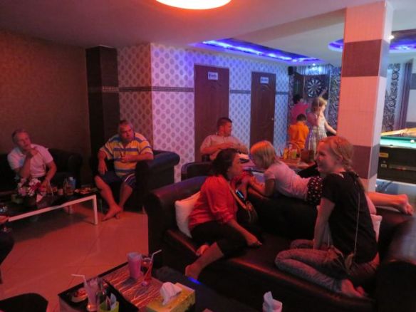 Koulun porukkaa käymässä tutussa Club1 -ravintolassa, jonka eräs vanhemmista omistaa