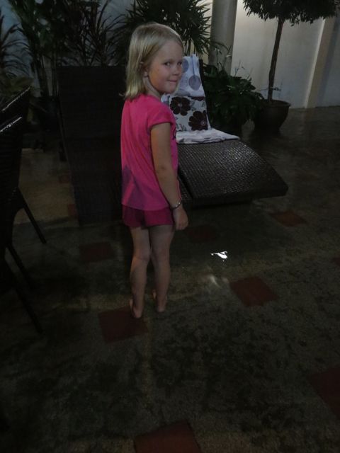 Piekku kotipihalla nilkkojaan myöten vedessä ja sade vasta alkamassa!