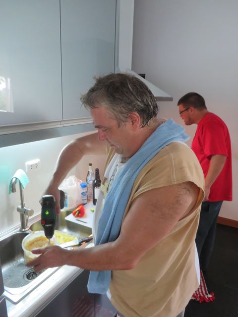 Kylässä ystävien luona. Uskomattoman hieno keksintö a la Victory: kun ei ole vispilää, käytetään porakonetta!