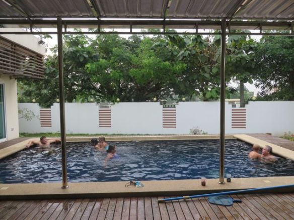 Sateisenakin päivänä on välillä vilvoiteltava uima-altaassa.