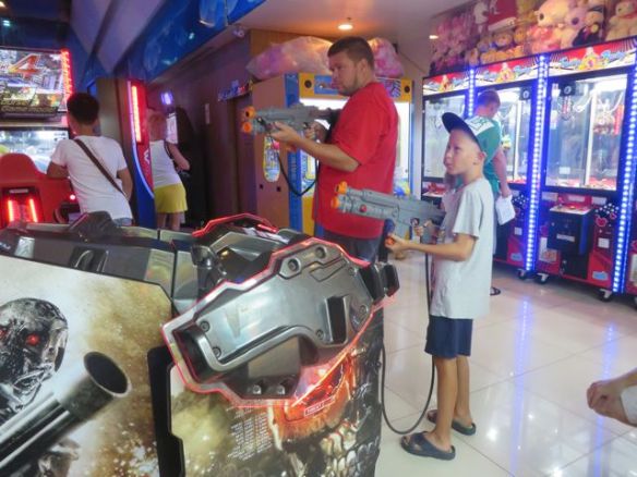 Isä ja poika yhtenä rintamana vihulaista vastaan!