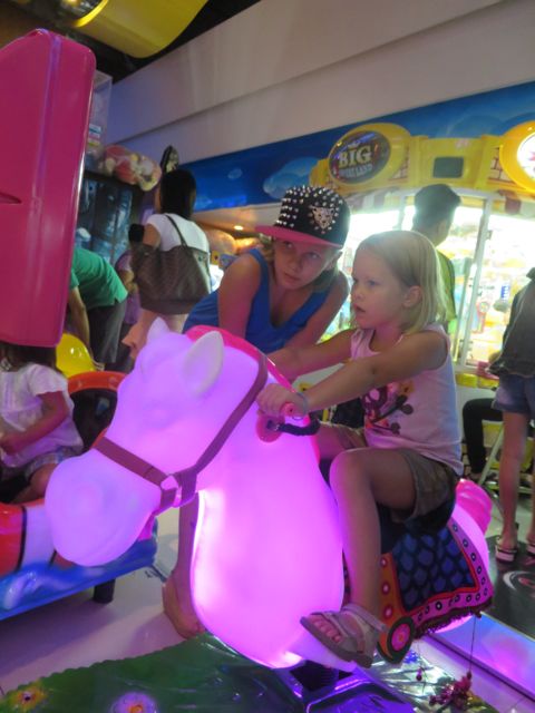 Ostoskeskus Central Festivalin peliparatiisissa.