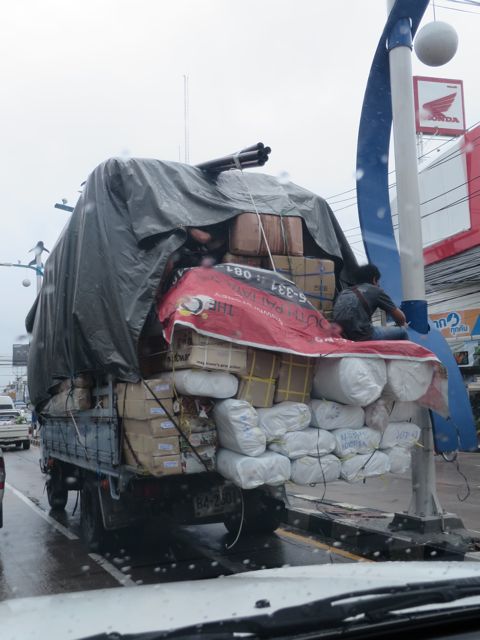 Täällä näkee vaikka minkämoisia kuljetusvirityksiä. Tämä ei ole ollenkaan pahimmasta päästä!