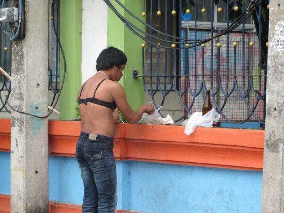 Mies (?) lounastauolla kadunvarressa. Hienot rintsikat!