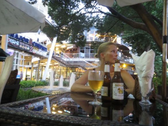 Avenue Shoppin Mallin alakerrassa odotellaan ruokaa turkkilaisessa ravintolassa.