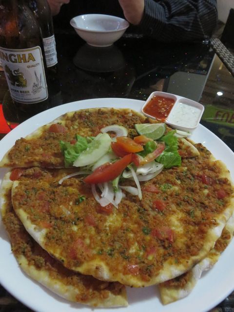 Ennen elokuvaa: turkkilaisravintolan I-H-A-N-A lammaspizza!!!