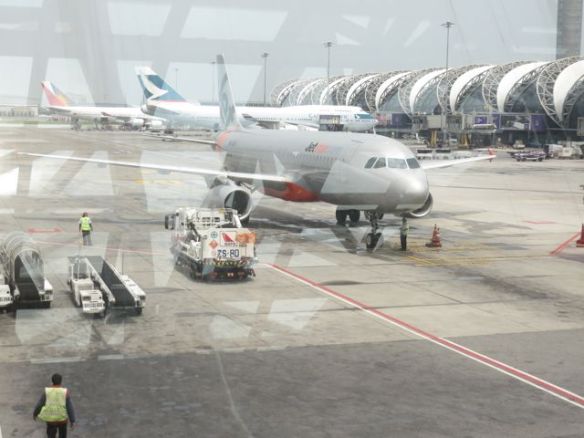 Jetstar-yhtiön kyytimme odottamassa Bangkokin Suvarnabhumin lentokentällä