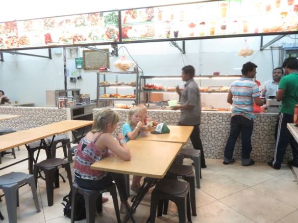 Hotellin lähellä yksi mooooooonista ruokapaikoista, tästä intialaisesta otimme ekana iltana take out -annoksia potilaallekin vietäväksi.