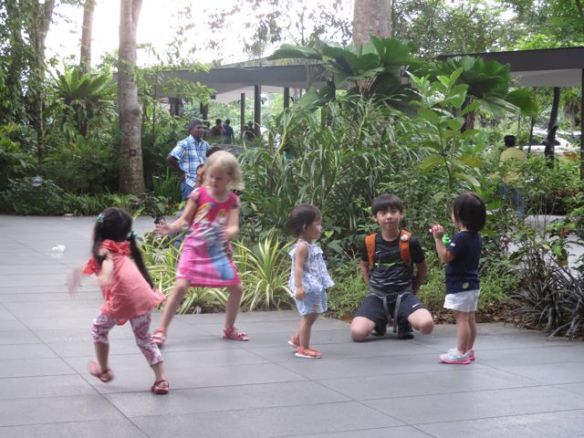 Piekku löytää näköjään kavereita mistä tahansa. Tässä menossa saippuakuplien jahtaus.