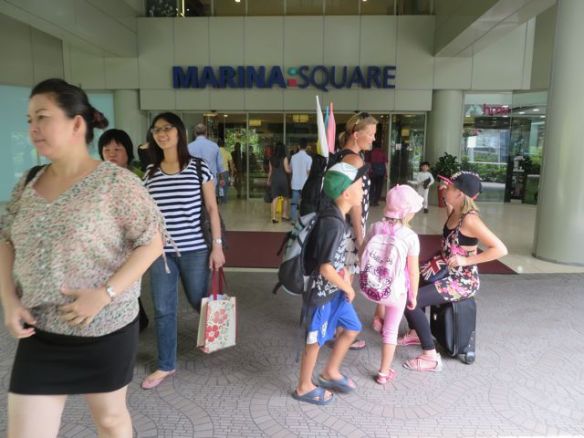 Kaikkialla oli myös hyvin ilmastoituja ostoskeskuksia, joissa ihmiset tuntuivat viihtyvän. 