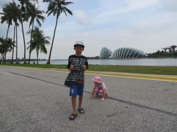 Ihka oikealla formularadalla! Opulle sattui vielä sopiva paitakin päälle!