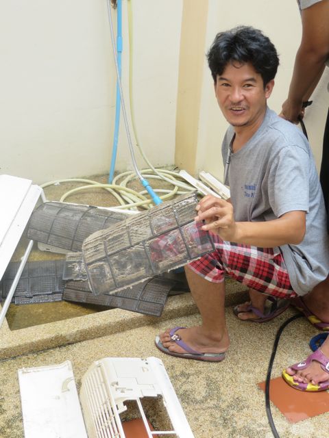 Naapuri pyysi katsomaan, kun heidän ilmastointilaitteitaan puhdistettiin. Tästä johtuen sama tiimi tule heti perään meille tekemään saman työn. Ai kamala millaista moskaa sieltä löytyi...