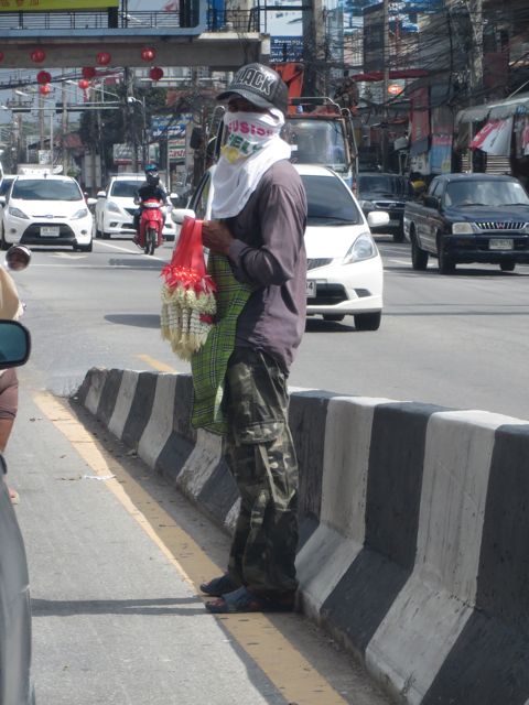 Jälleen yksi kukkapunosten myyjä työssään vilkkaassa risteyksessä