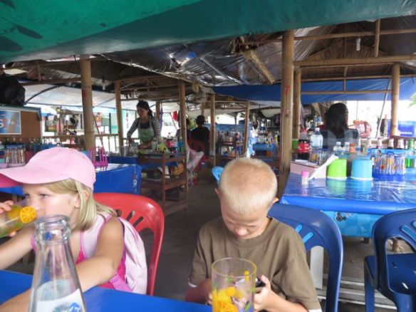 Autoa pesulasta odotellessa menimme viereiseen ravintolaan syömään. Se sijaitsi lähestulkoon alikulkusillan alla ja oli erittäin "autenttinen". Kuten ennenkin, saimme tällaisessa hyvin yksinkertaisessa paikassa erinomaista ruokaa ja naurettavan halvalla!