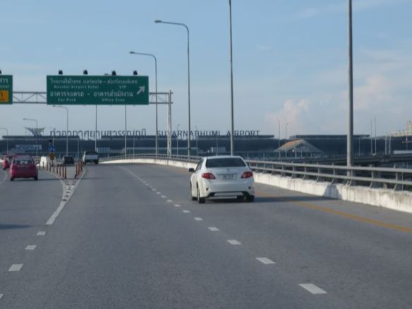 Jo toista kertaa viikon sisällä lentokentällä. Nyt kun tuo sakkoasiakin tuli selväksi, suoriuduimme 130 km matkasta tunnissa!