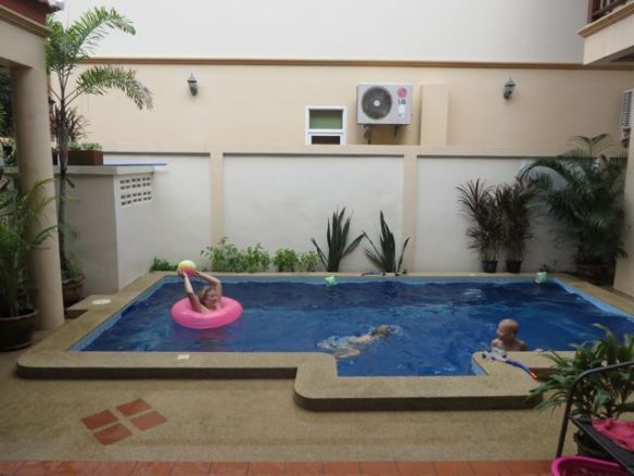 Ja heti polskimaan altaasen, vaikka ilma oli kumman viileä: vain +28 astetta... ja vettäkin yritti hiukan sadella. Vilman tukka muuttui kloorivedessä ihan vihreäksi! Onneksi muistin jonkun sanoneen, että limettimehulla vihreyden saa pois. Toimii!