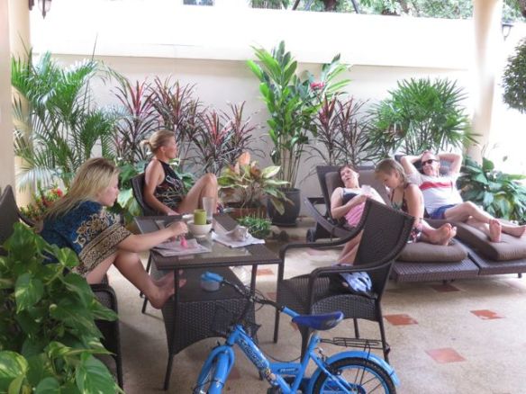 Umpiväsyneet matkalaiset yrittävät pysytellä hereillä yöhön saakka, jotta pääsisivät kiinni rytmiin.