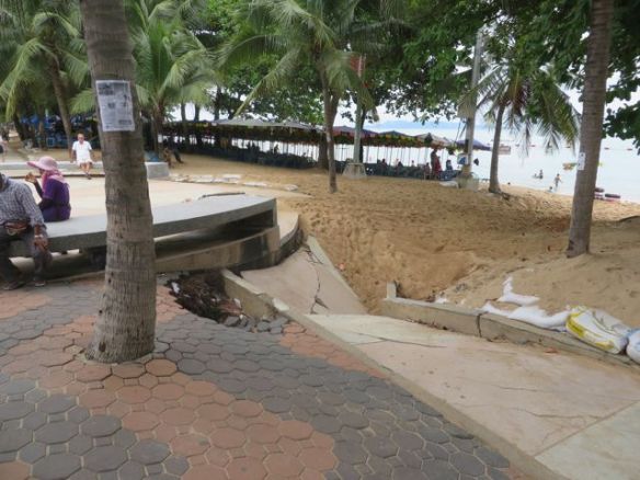 Tulvavedet ovat mereen vyöryessään tehneet tuhojaan...