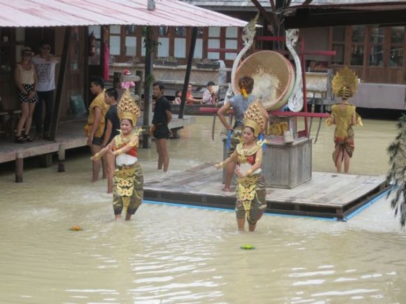 Markkinoilla oli myös thai -tanssiesitys, ja pääsimme ihastelemaan kauniita perinnevaatteita ja siroa liikehdintää. Ja sitä, miten naiset saavat sormensa kaartumaan taaksepäin...! Ei ihan kaikilta onnistu.