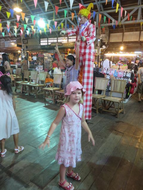 Markkinoilla näkee myös kaikkea kummaa...