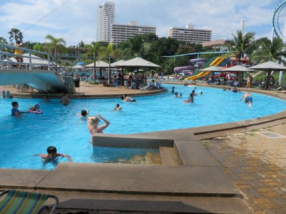 Vielä loppu-uinnit... Puiston ympäri kulkee allas jossa vesi virtaa kuin joessa, siinä on mukava ajelehtia virran mukana tai urheilla vastavirtaan.