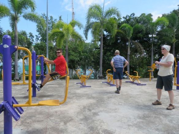 Matkalla kävimme tutustumassa urheilupuistoon, jossa koulu käy liikuntatunnilla lähes jopa perjantai