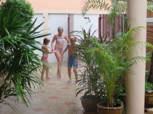 Ja lapset ottavat ilon irti kaatosateestakin!