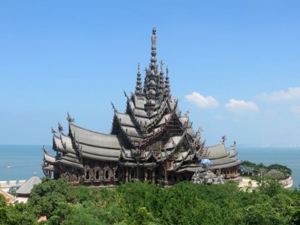 Sanctuary of Truth lepää majesteettisena upealla paikalla meren rannalla