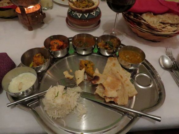 Mm. kalaa, kanaa, lammasta, linssejä, naan-leipää, raitaa ja riisiä. Ja herkulliset mango-lassit!