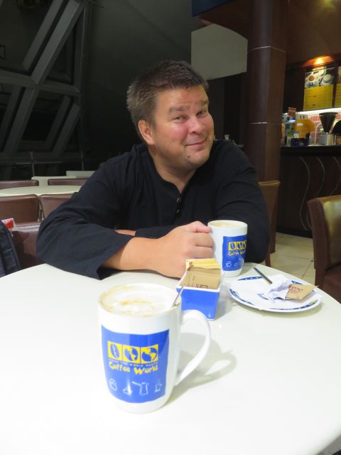 Aamukahvilla klo 5 Bangkokissa Suvarnabhumin lentokentällä