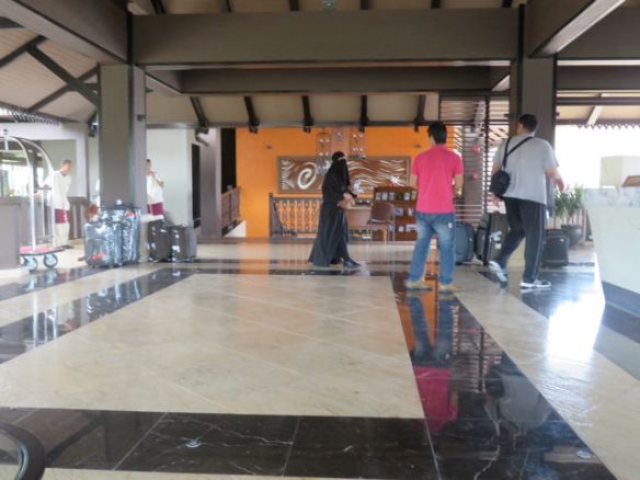 Näillä miehillä sentään pitkät housut jalassa, vaikka on kuuma