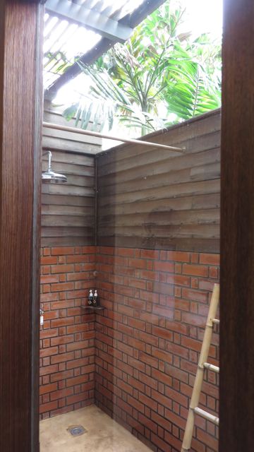 Ihana ulkosuihku, kuvaan ei mahtunut viherkasvit ja luonnonkivet...