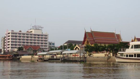 Ayutthaya on iso teollisuuskaupunki, ja toki siellä on modernejakin rakennuksia..