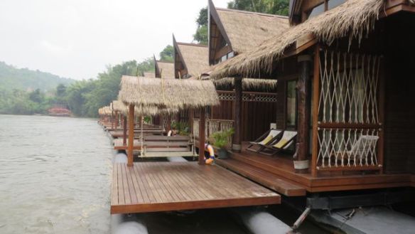 Villojen edessä oli laajat terassit ja upea jokinäköala