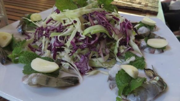 Katkarapusalaatti raaoilla katkaravuilla. Olisi jäänyt muilta syömättä, ei Jamolta