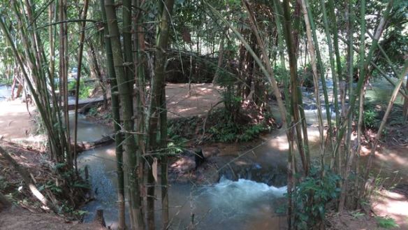 Vesialtaita putouksen päällä