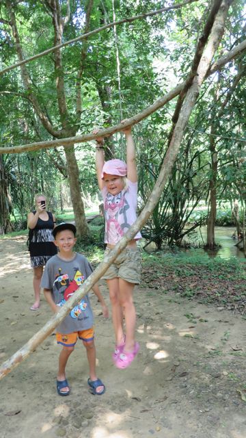 Liaaneja testaamassa