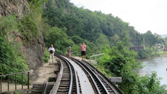Tham Krasae. Täältä löytyi suuri luola, ja myös rautatiesilta yli Kwai-joen. Ja todella kaunis jokilaaksomaisema.