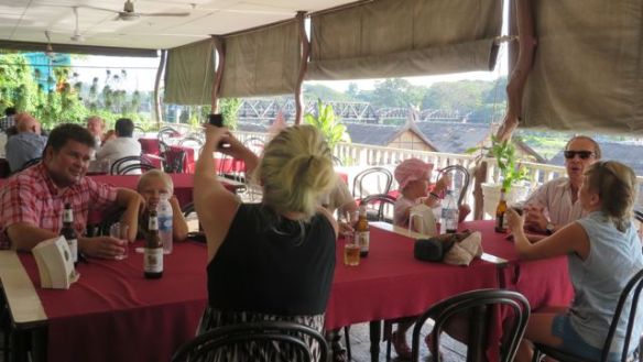 Otimme ensin tuntumaa siltaan joentörmän ravintolassa