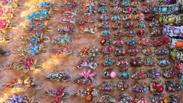 Piekkua kiinnostivat torialueen korut, itse otettu kuva!