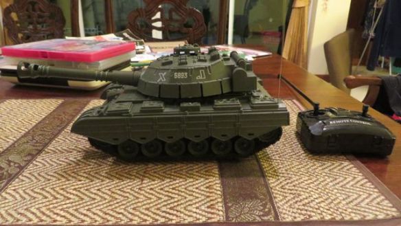 Kauko-ohjattava "rokkitankki" (jota on hyvä tulittaa jouskarilla)