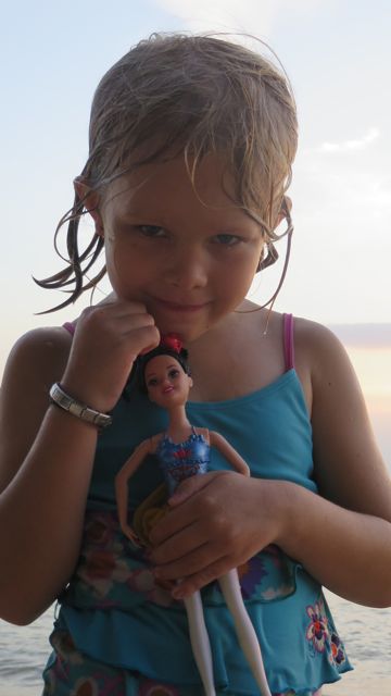 Uusi tanssijanukke pääsi tietysti myös uimaan