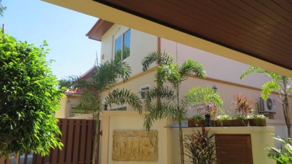 Rikospaikka kuvattuna meidän pihasta päin, eli avoin ikkuna