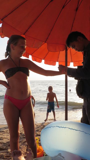 Rannalla kulkee koko ajan kaupustelijoita. Nämä miehet vaan alkoivat maalata meille "tatuointeja", vaikka yritettiin estellä. Lopuksi pyysivät pokkana 2500 bahtia eli n. 65 euroa palkkaa! Joku olisi varmaan maksanutkin...