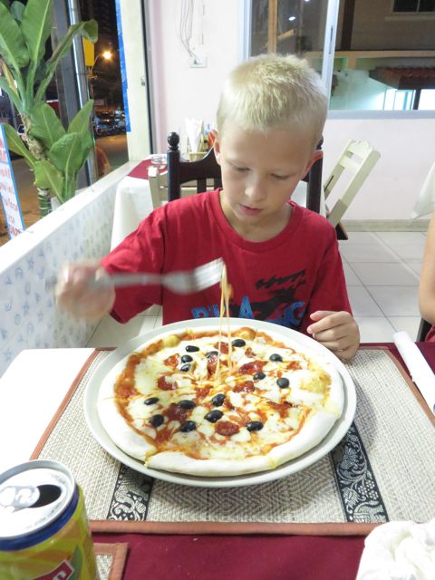 Ja salami-oliivipizzaa!