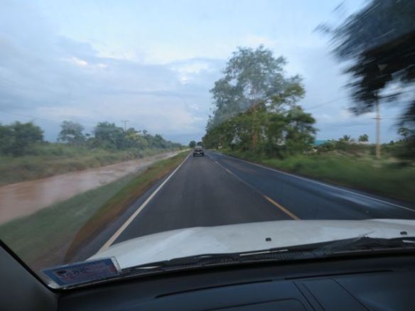 Kaunista ja laakeeta maalaismaisemaa ja hyvä tie