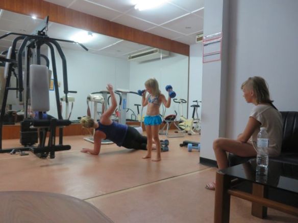 Tytöt hotellin kuntosalilla