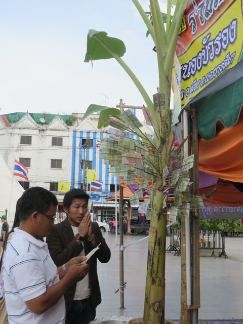 Hyväntekeväisyyttä thaimaalaisittain: ihmiset tuovat esim. temppeleille rahatikkuja, jotka lahjoitetaan tarvitseville