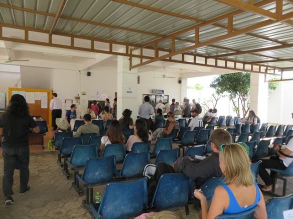 Viisumianomusten jättöluukulla...